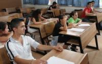 Absolventii cursurilor liceale si gimnaziale, instruiti pentru examenele nationale   